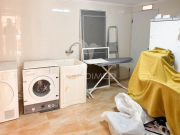 Moradia T4 para Venda em Santa Barbara de Nexe