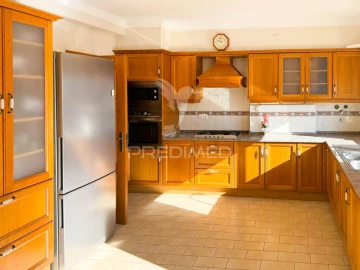 Moradia T4 para Venda em Santa Barbara de Nexe