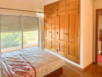 Moradia T4 para Venda em Santa Barbara de Nexe