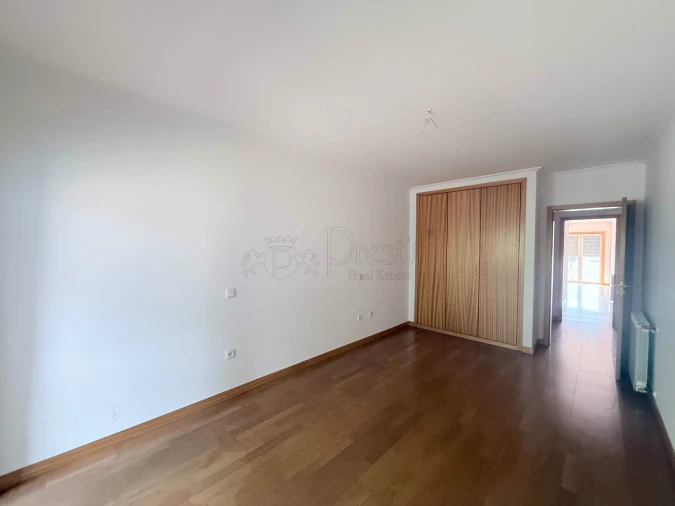 Apartamento T2 para Arrendamento em Urgezes Foto 11