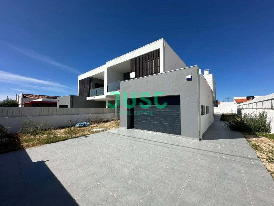 Moradia T4 para Venda em Fernao Ferro Foto 1