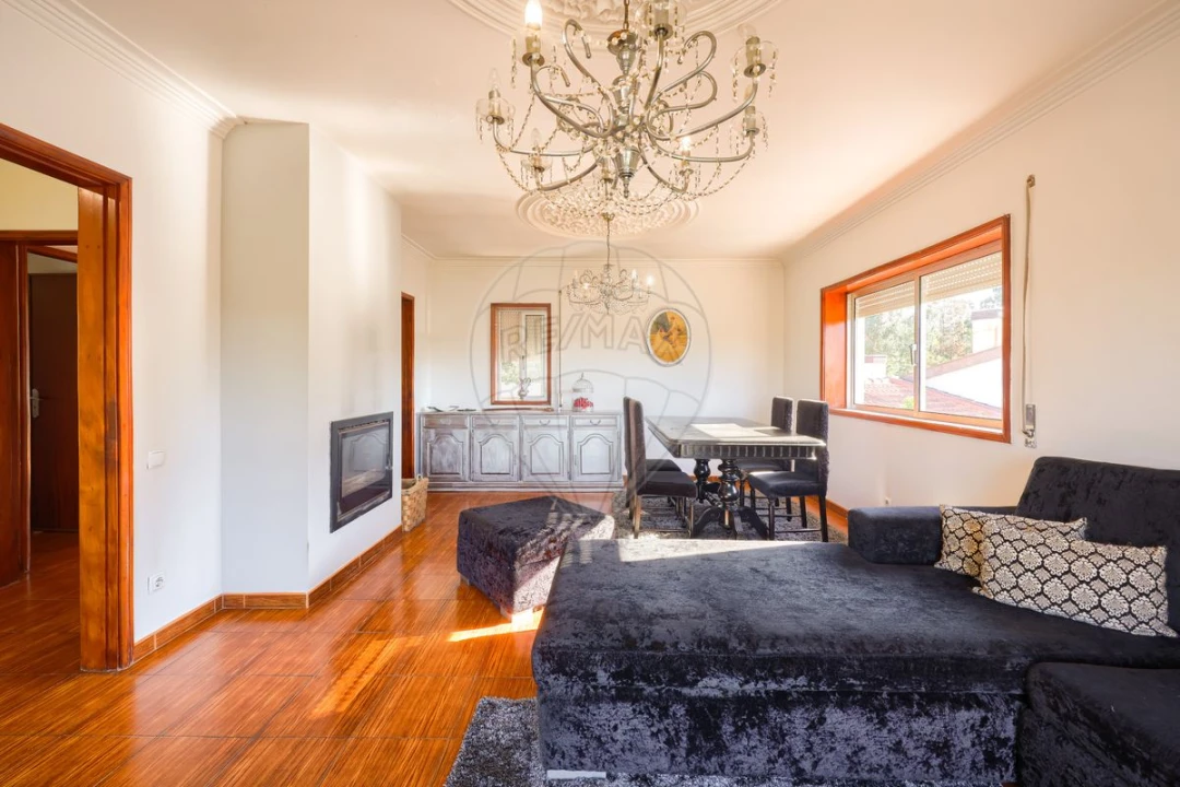 Moradia T6 para Venda em Milheiros de Poiares Foto 2