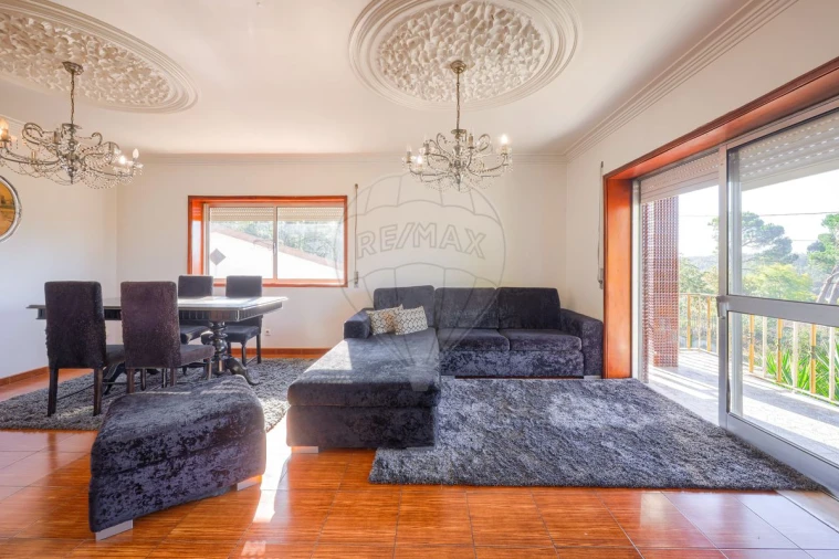 Moradia T6 para Venda em Milheiros de Poiares Foto 1