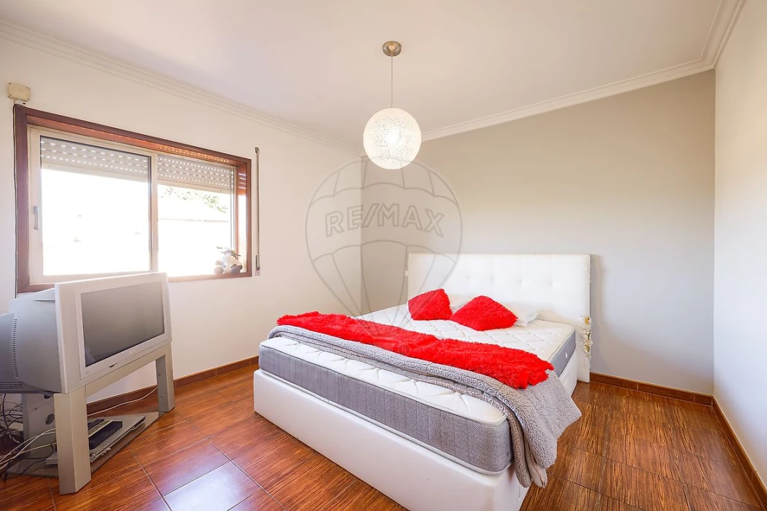 Moradia T6 para Venda em Milheiros de Poiares Foto 9