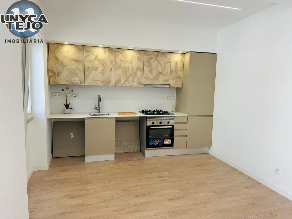 Apartamento T2 para Venda em Almada, Cova da Piedade, Pragal e Cacilhas Foto 3