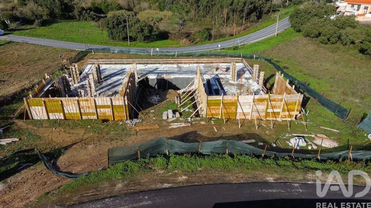 Moradia T4 para Venda em Igreja Nova e Cheleiros Foto 4