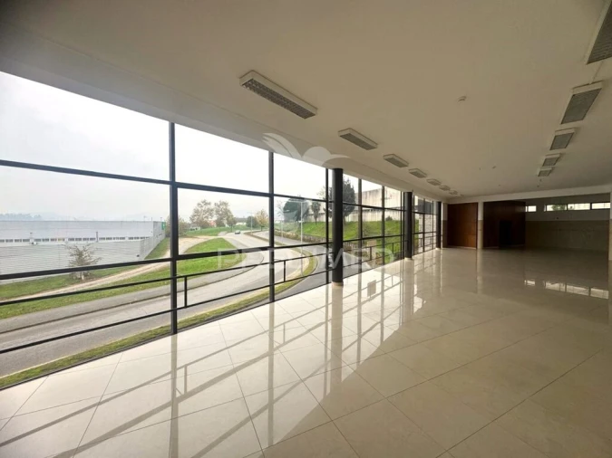 Loja para Arrendamento em Ponte