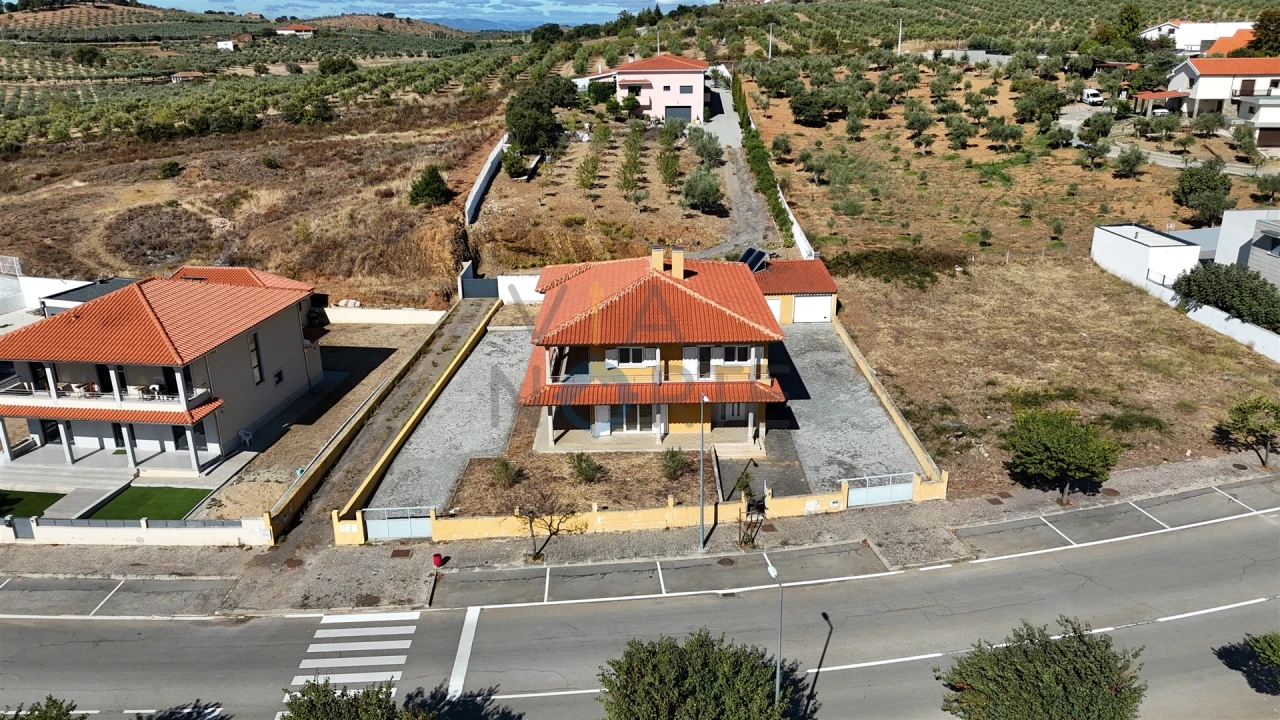 Moradia T6 para Venda em Alfandega da Fe Foto 1