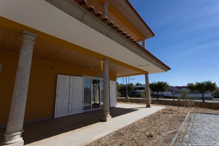 Moradia T6 para Venda em Alfandega da Fe Foto 10