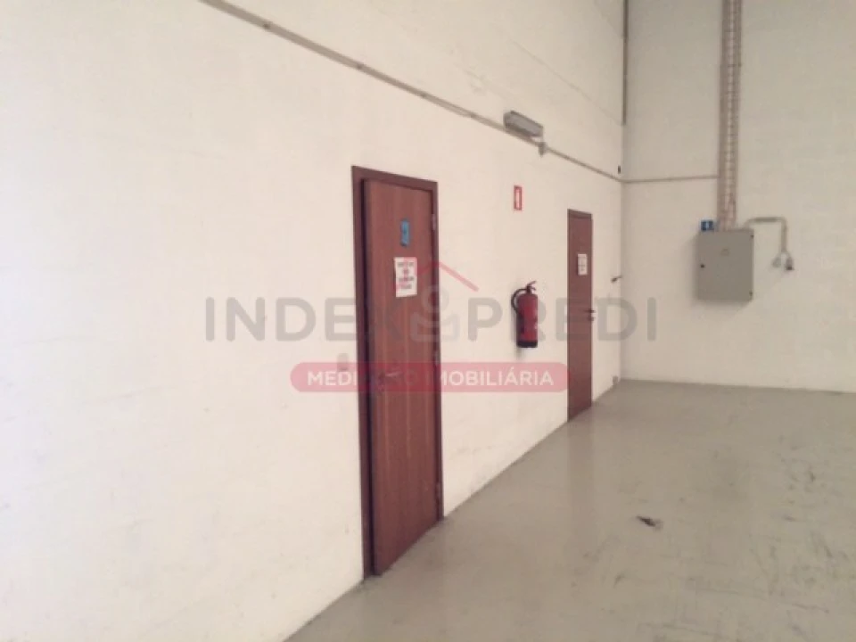 Armazém para Venda em Barrô e Aguada de Baixo Foto 3