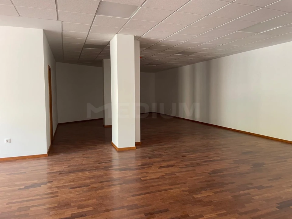 Loja para Arrendamento em Vila Nova de Famalicão e Calendário Foto 4