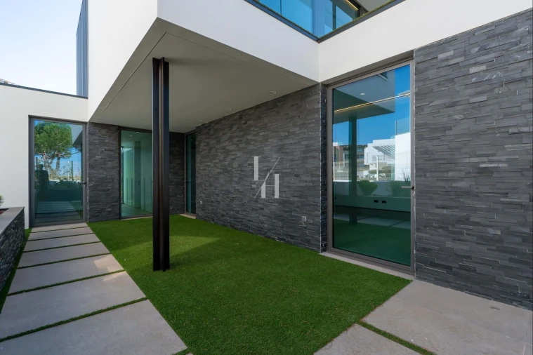 Moradia T4 para Venda em Quarteira Foto 2