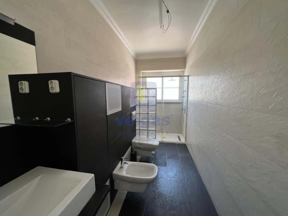 Apartamento T3 para Arrendamento em Alvalade Foto 24