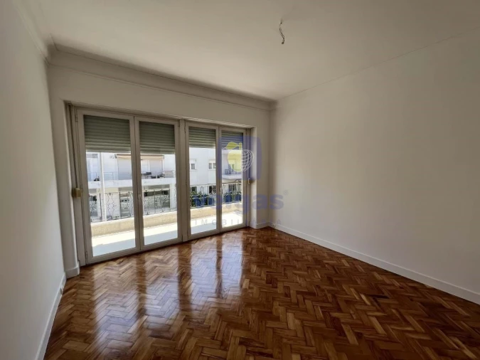 Apartamento T3 para Arrendamento em Alvalade Foto 13