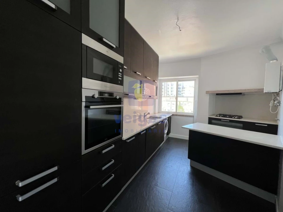 Apartamento T3 para Arrendamento em Alvalade Foto 1