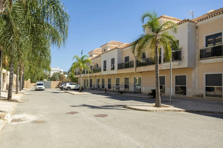 Apartamento T2 para Venda em Santa Barbara de Nexe Foto 3