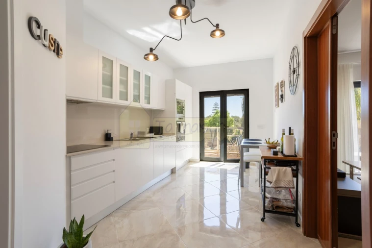 Apartamento T2 para Venda em Santa Barbara de Nexe Foto 11