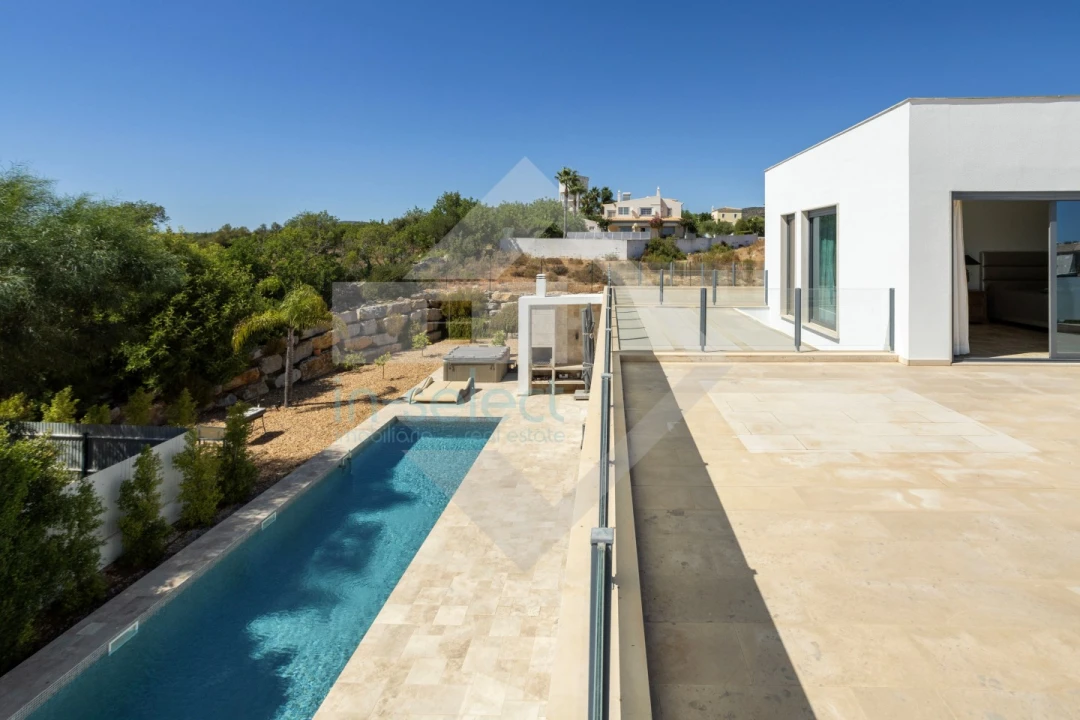 Moradia T4 para Venda em Quelfes Foto 4