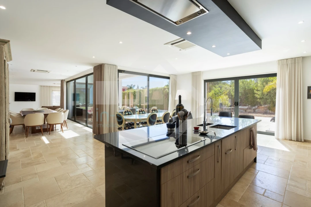 Moradia T4 para Venda em Quelfes Foto 16