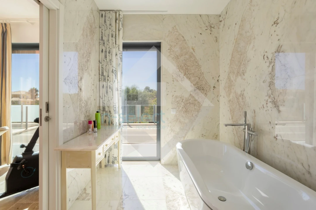 Moradia T4 para Venda em Quelfes Foto 30