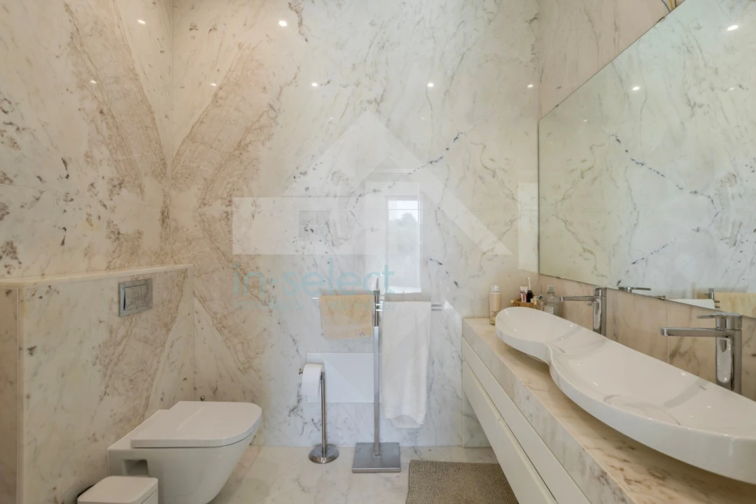 Moradia T4 para Venda em Quelfes Foto 32