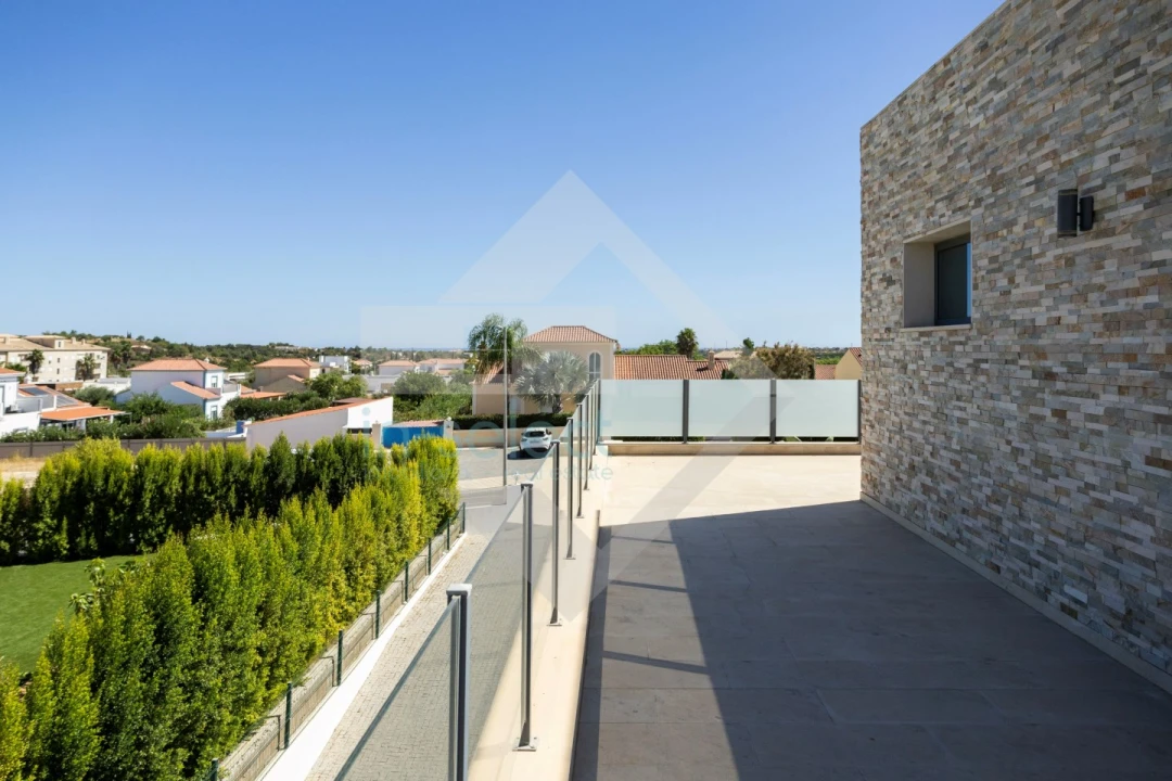 Moradia T4 para Venda em Quelfes Foto 41