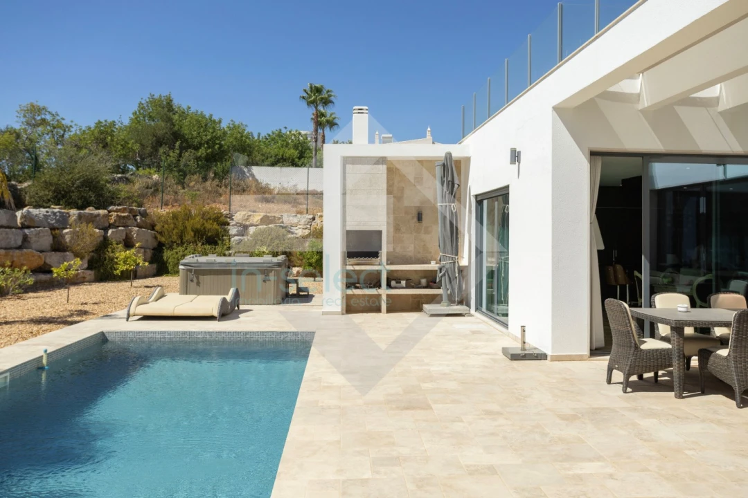 Moradia T4 para Venda em Quelfes Foto 43