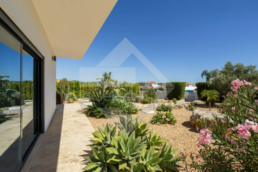 Moradia T4 para Venda em Quelfes Foto 44