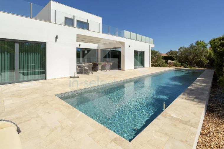 Moradia T4 para Venda em Quelfes Foto 1