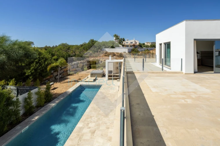 Moradia T4 para Venda em Quelfes Foto 4