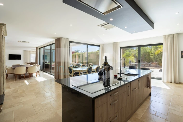 Moradia T4 para Venda em Quelfes Foto 16