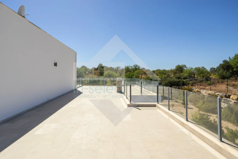 Moradia T4 para Venda em Quelfes Foto 40