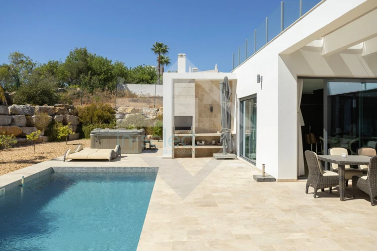 Moradia T4 para Venda em Quelfes Foto 43