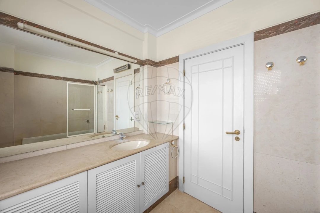 Apartamento T4 para Arrendamento em Santa Maria, São Pedro e Matacães Foto 25