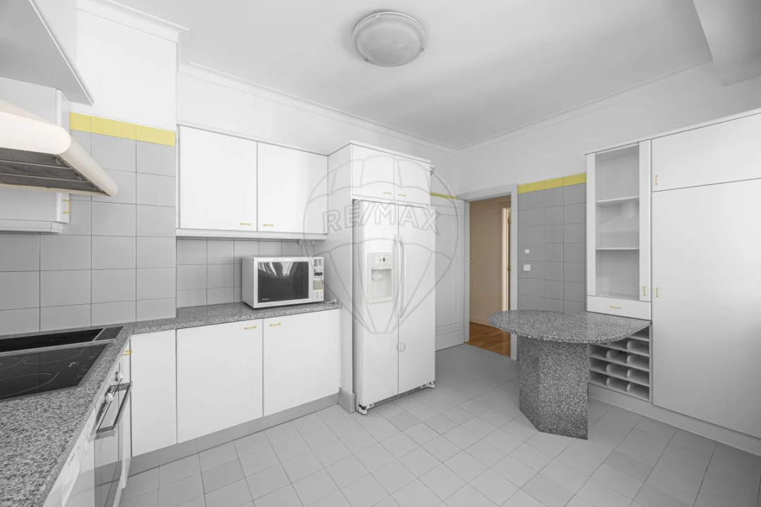 Apartamento T4 para Arrendamento em Santa Maria, São Pedro e Matacães Foto 11