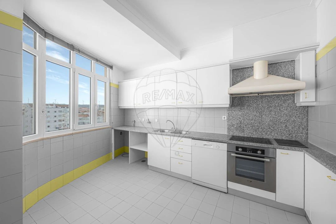 Apartamento T4 para Arrendamento em Santa Maria, São Pedro e Matacães Foto 10