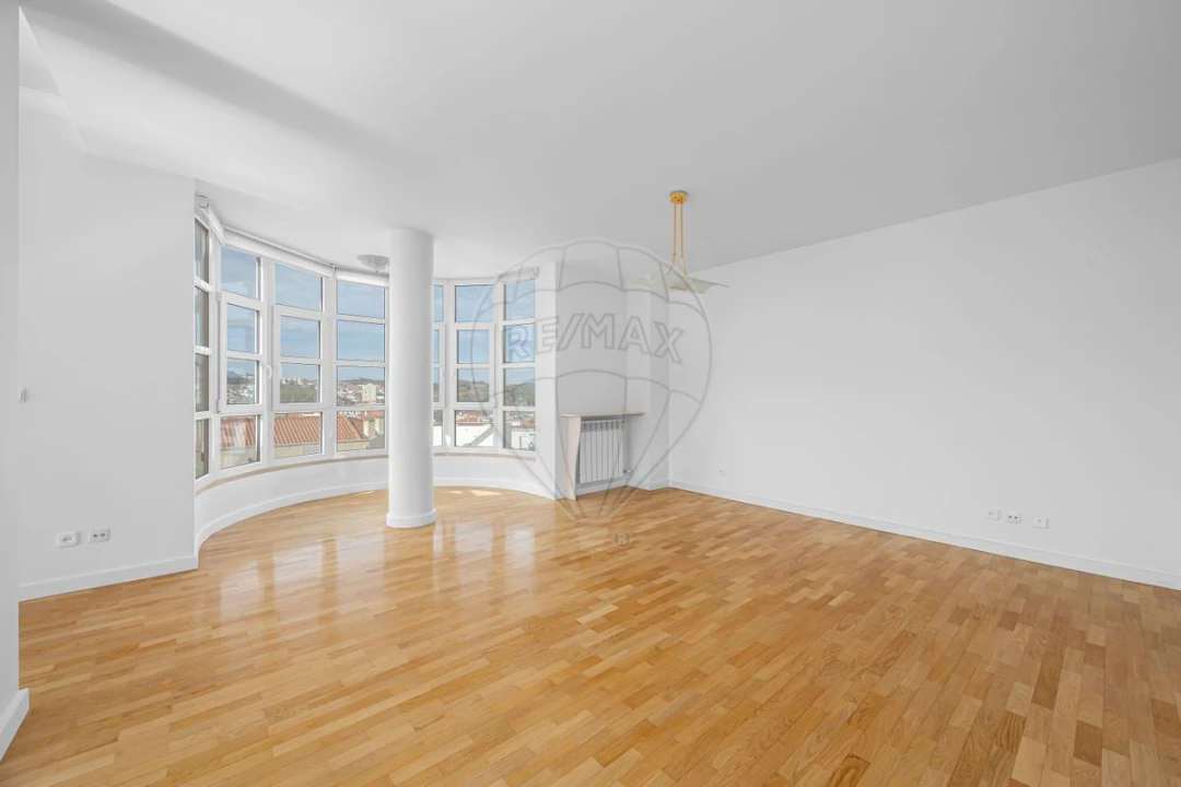 Apartamento T4 para Arrendamento em Santa Maria, São Pedro e Matacães Foto 13