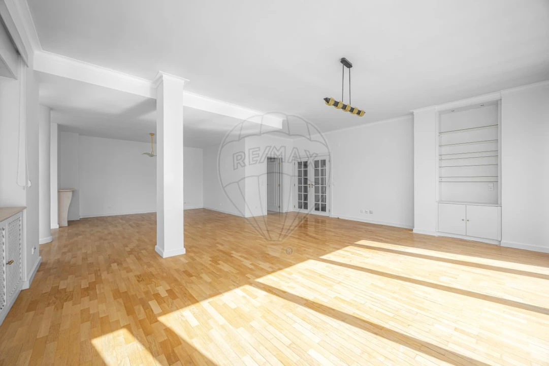 Apartamento T4 para Arrendamento em Santa Maria, São Pedro e Matacães Foto 5