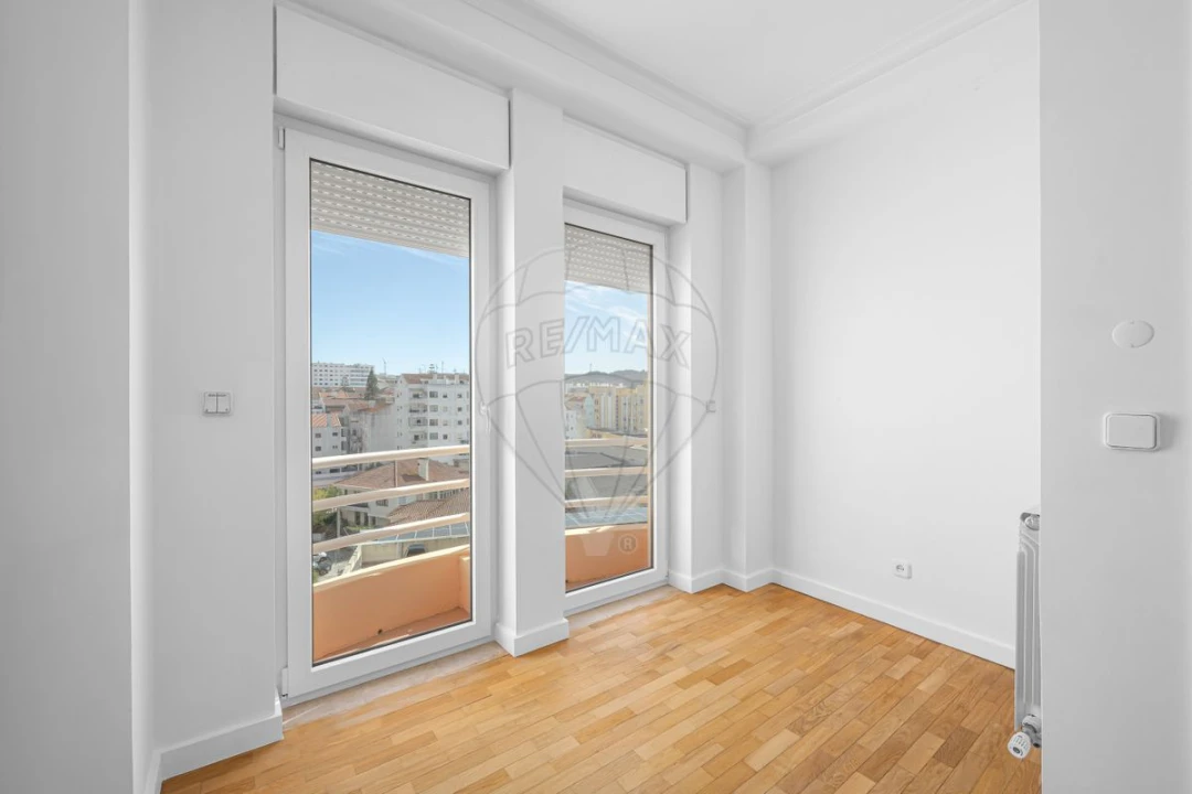 Apartamento T4 para Arrendamento em Santa Maria, São Pedro e Matacães Foto 22