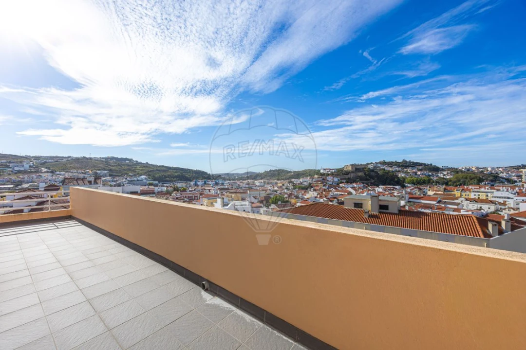 Apartamento T4 para Arrendamento em Santa Maria, São Pedro e Matacães Foto 15