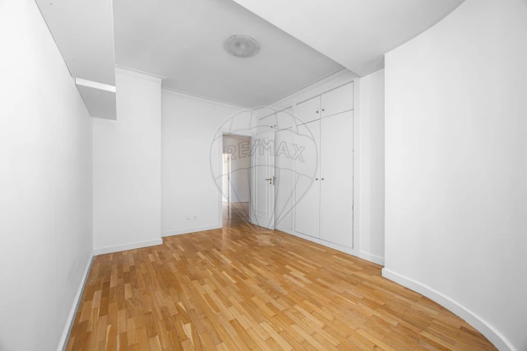 Apartamento T4 para Arrendamento em Santa Maria, São Pedro e Matacães Foto 19