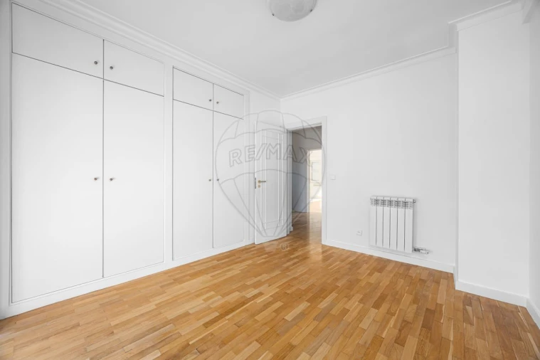 Apartamento T4 para Arrendamento em Santa Maria, São Pedro e Matacães Foto 21