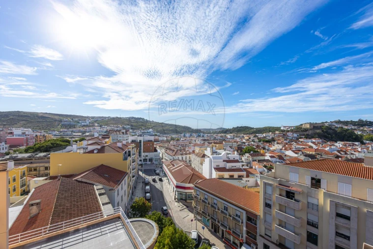 Apartamento T4 para Arrendamento em Santa Maria, São Pedro e Matacães Foto 29