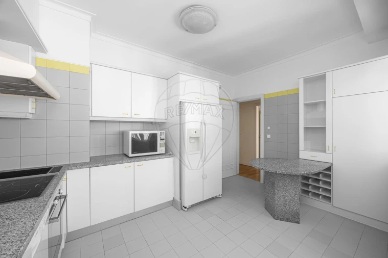 Apartamento T4 para Arrendamento em Santa Maria, São Pedro e Matacães Foto 11