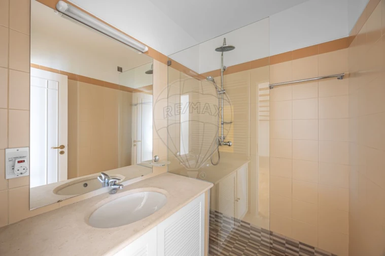 Apartamento T4 para Arrendamento em Santa Maria, São Pedro e Matacães Foto 28