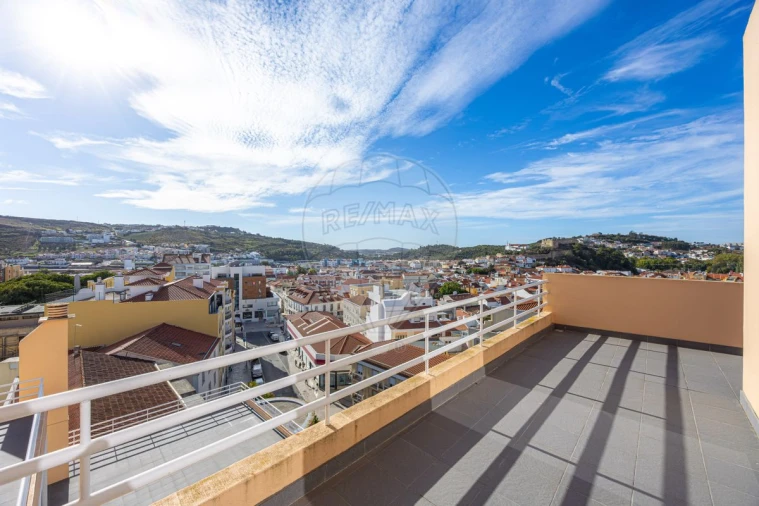 Apartamento T4 para Arrendamento em Santa Maria, São Pedro e Matacães Foto 7