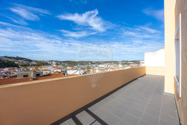 Apartamento T4 para Arrendamento em Santa Maria, São Pedro e Matacães Foto 16