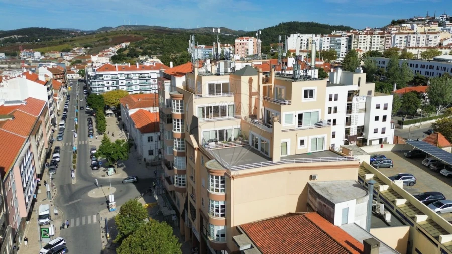 Apartamento T4 para Arrendamento em Santa Maria, São Pedro e Matacães Foto 2