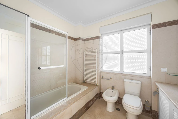 Apartamento T4 para Arrendamento em Santa Maria, São Pedro e Matacães Foto 26