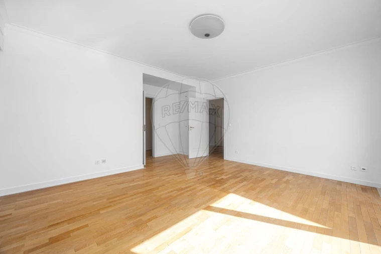 Apartamento T4 para Arrendamento em Santa Maria, São Pedro e Matacães Foto 18